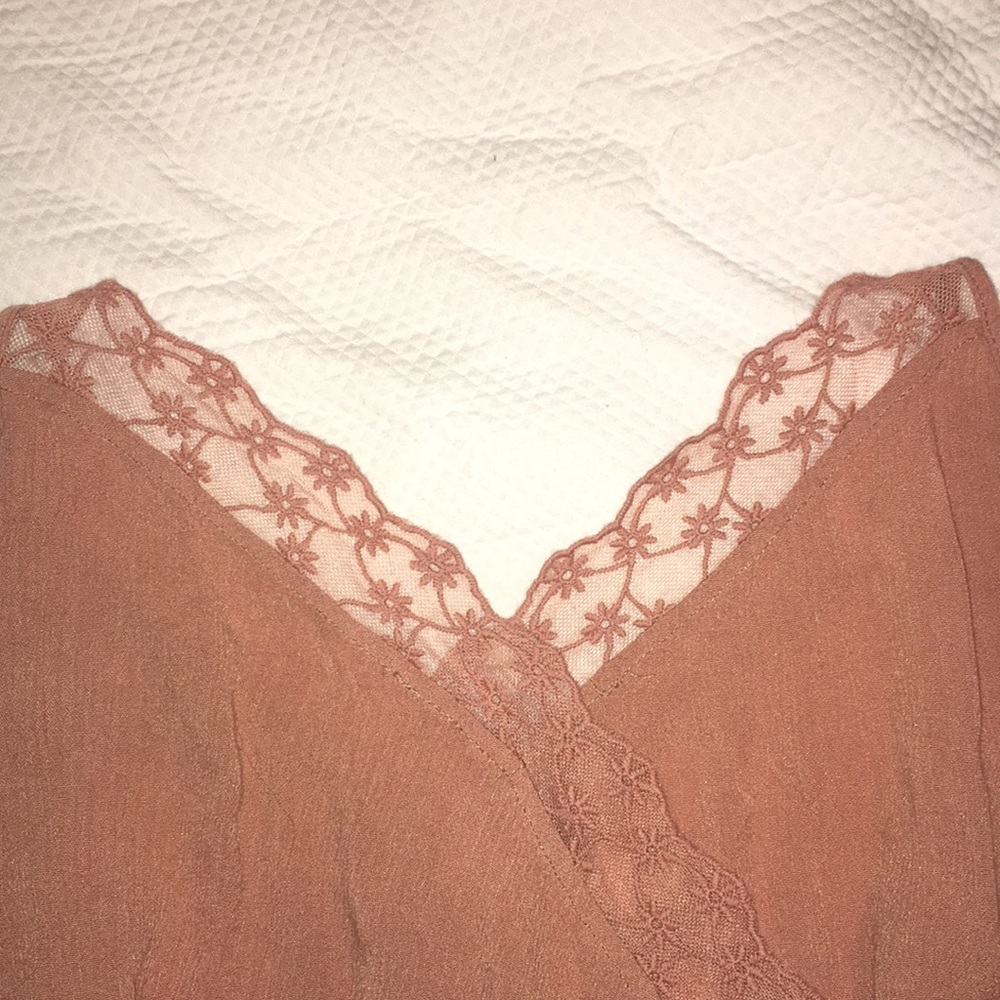 Crop top with lace detailing - Picture 2 of 3